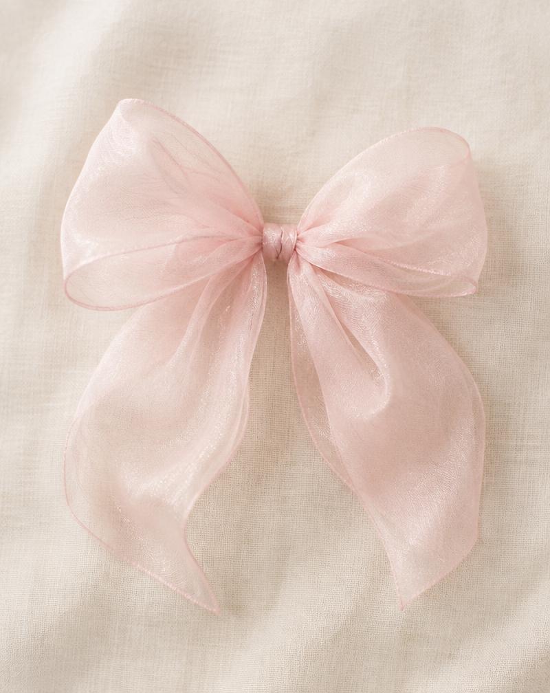 Pita organza tipis berwarna pink pucat yang berkilau lembut
