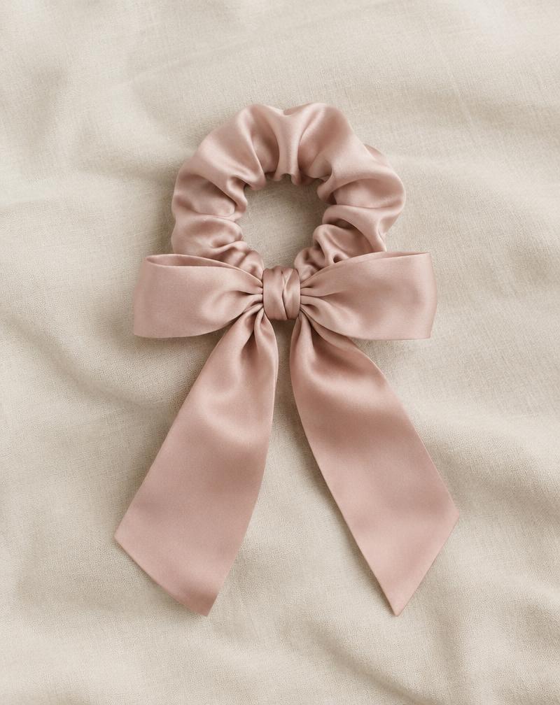 Scrunchie satin blush dengan ekor pita